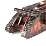 Close-up van een gedetailleerd Mark IV tank metalen bouwpakket van SlimSpul nederland b.v.; dit metalen miniatuurmodel uit WO I heeft geklonken platen en rupsbanden, geïsoleerd afgebeeld op een witte achtergrond.
