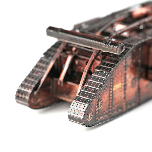 Close-up van een gedetailleerd Mark IV tank metalen bouwpakket van SlimSpul nederland b.v.; dit metalen miniatuurmodel uit WO I heeft geklonken platen en rupsbanden, geïsoleerd afgebeeld op een witte achtergrond.