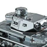 Close-up van het Panzer IV tank metalen bouwpakket van SlimSpul nederland b.v.-gedetailleerde metalen koepel met luiken, klinknagels en scherpe randen, ideaal voor modelbouwfans van Duitse tank WOII replica's.