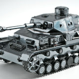 Een close-up van het Panzer IV tank metalen bouwpakket van SlimSpul nederland b.v. toont gedetailleerde kanonnen, rupsbanden en bepantsering van dit Duitse WOII model tegen een witte achtergrond.