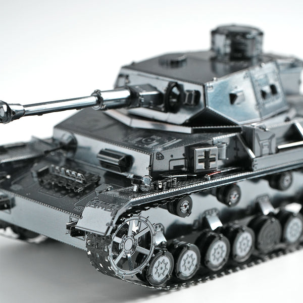 Een close-up van het Panzer IV tank metalen bouwpakket van SlimSpul nederland b.v. toont gedetailleerde kanonnen, rupsbanden en bepantsering van dit Duitse WOII model tegen een witte achtergrond.