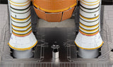 Close-up van het Space Shuttle Metalen Bouwpakket - Iconisch Ruimtevaartuig Model van SlimSpul nederland b.v., met gedetailleerde raketboosters met gekleurde banden op een grijs platform - ideaal voor elke metalen bouwpakket fan.