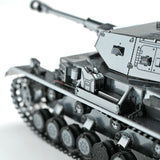 Close-up van het Panzer IV tank metalen bouwpakket van SlimSpul nederland b.v. met de koepel, rupsbanden en zijpanelen. De afbeelding benadrukt het ingewikkelde ontwerp en de mechanische details van dit Duitse tankmodel uit de Tweede Wereldoorlog.