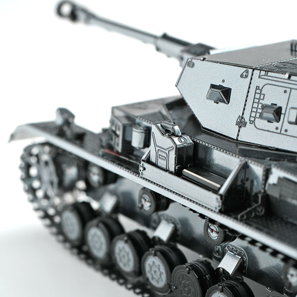 Close-up van het Panzer IV tank metalen bouwpakket van SlimSpul nederland b.v. met de koepel, rupsbanden en zijpanelen. De afbeelding benadrukt het ingewikkelde ontwerp en de mechanische details van dit Duitse tankmodel uit de Tweede Wereldoorlog.