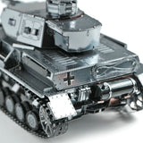 Een close-up van het Panzer IV tank metalen bouwpakket van SlimSpul nederland b.v., met gedetailleerde rupsbanden, klinknagels en een Duits kruis op de zijkant - een ideale WOII Duitse tankreplica voor modelbouwfans, gefotografeerd op een witte achtergrond.