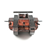 Vooraanzicht van het Mark IV tank metalen bouwpakket van SlimSpul nederland b.v., met rupsbanden, een centraal kanon en zijkanonnen, gefotografeerd op een witte achtergrond.