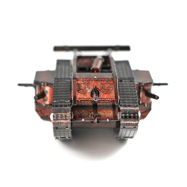 Vooraanzicht van het Mark IV tank metalen bouwpakket van SlimSpul nederland b.v., met rupsbanden, een centraal kanon en zijkanonnen, gefotografeerd op een witte achtergrond.