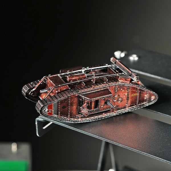 Het Mark IV tank metalen bouwpakket van SlimSpul nederland b.v. is een gedetailleerde metalen miniatuur uit de Eerste Wereldoorlog, roestkleurig met zichtbare klinknagels, gepresenteerd op een metalen oppervlak tegen een donkere achtergrond.