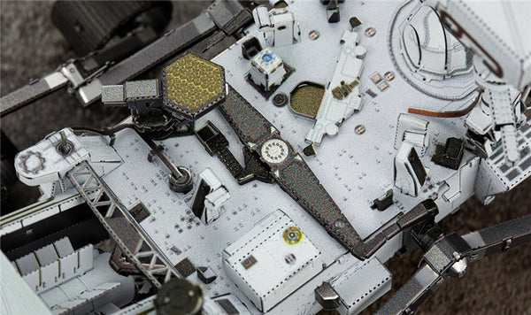 Close-up van het Mars Rover & Helicopter Metalen Bouwpakket van SlimSpul nederland b.v., met gedetailleerde wetenschappelijke instrumenten, sensoren en mechanische onderdelen op het metalen ruimtevaart displaymodel.