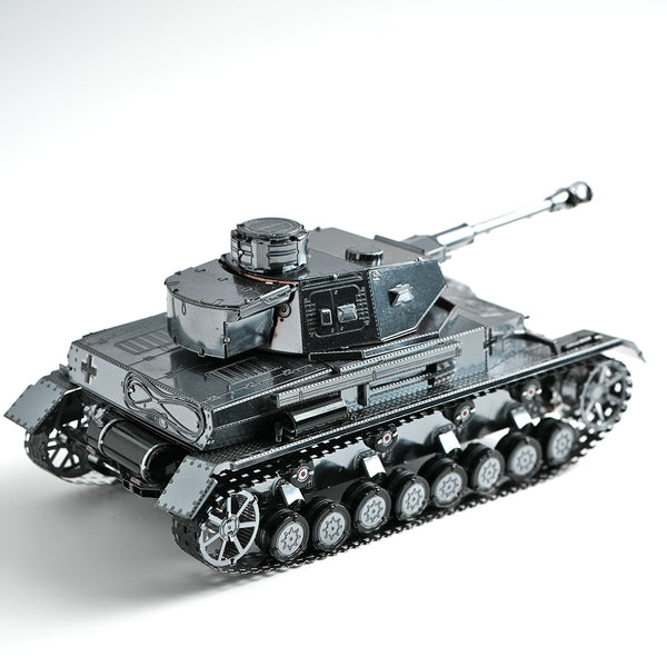 Het Panzer IV tank metalen bouwpakket van SlimSpul nederland b.v. is een gedetailleerd model met zichtbare loopvlakken, koepel en kanon - een indrukwekkend displaystuk voor elke modelbouwliefhebber. Afgebeeld op een effen witte achtergrond.