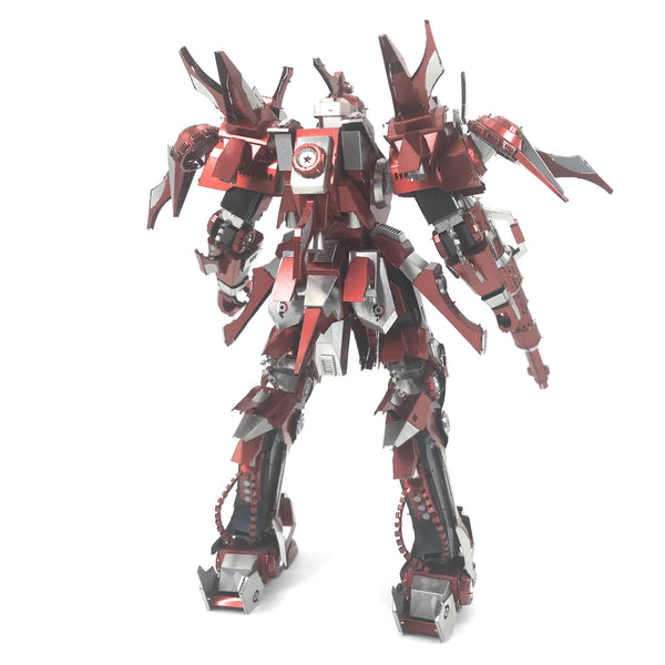 De Red Thunder Robot Metalen Bouwpakket van SlimSpul nederland b.v. is een rood en zilver futuristisch mecha displaymodel met hoekige bepantsering en fijne details, afgebeeld op een witte achtergrond.