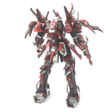 Het Red Thunder Robot Metalen Bouwpakket van SlimSpul nederland b.v. is een rood met zilveren mecha model met scherpe beplating en mechanische details, met meerdere puntige aanhangsels die uit zijn schouders en rug steken tegen een witte achtergrond.