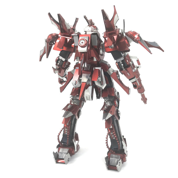 Het Red Thunder Robot Metalen Bouwpakket van SlimSpul nederland b.v. is een rood en zilver mecha-model met volumineuze, hoekige bepantsering en ingewikkelde details, weergegeven op een witte achtergrond vanaf de achterkant.