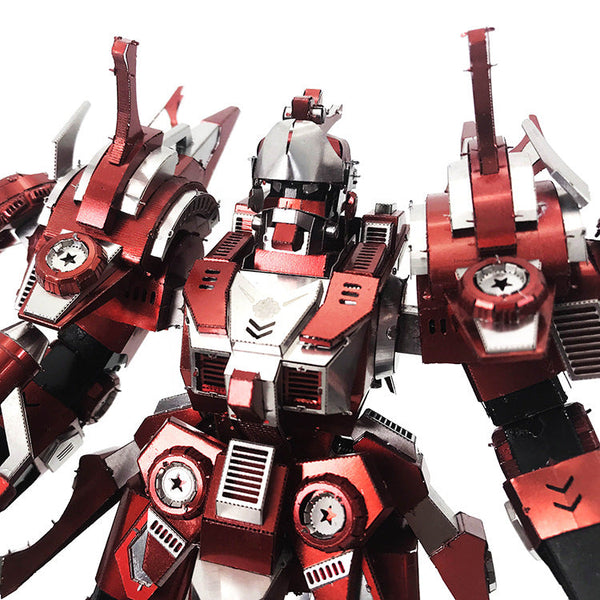 Een close-up van het Red Thunder Robot Metalen Bouwpakket van SlimSpul nederland b.v., een futuristisch mecha-model met ingewikkelde mechanische details, stervormige emblemen en een gehelmd hoofd, tegen een witte achtergrond.