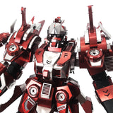 Een close-up van het Red Thunder Robot Metalen Bouwpakket van SlimSpul nederland b.v. - een gedetailleerd rood en zilver mecha model met mechanische armen, hoekige bepantsering en ster emblemen - tegen een witte achtergrond.