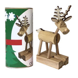 Een klein SlimSpul nederland b.v. Kerstfiguren Houtconstructie Bouwpakket (Santa, Snowy, Rudolph) houten Rudolph staat op een blokvoet naast een cilindervormige bak met een afbeelding van het rendier en een groen boomontwerp.