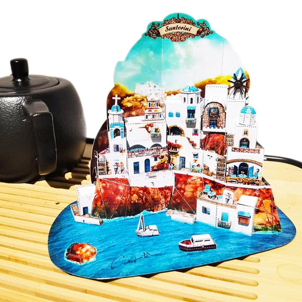 Santorini metalen stadsgezicht op tafel met blauwe baai, boten, windmolen en witte huizen als schaalreferentie