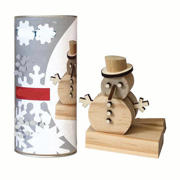 Gebouwde Timberkits Snowy houten sneeuwpop met hoge hoed en hendel naast de cilindervormige verpakking