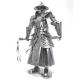 De Imperial Guard Ming Dynasty Metalen Bouwpakket - Chinese Krijger Figuur van SlimSpul nederland b.v. is een gedetailleerd metalen model van een volledig gepantserde Ming krijger met zwaard, ideaal voor fans van metalen bouwpakketten.