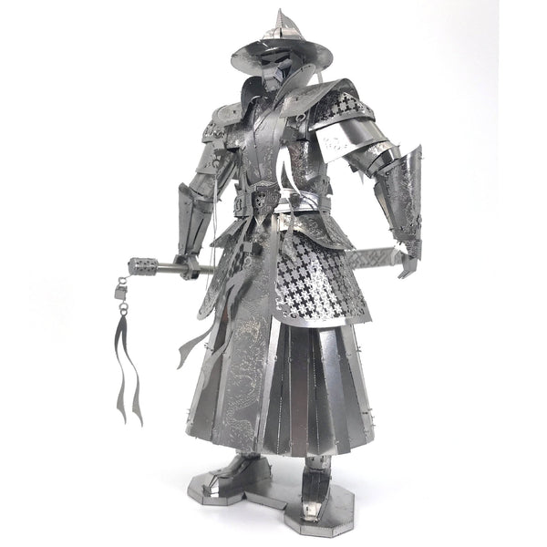 De Imperial Guard Ming Dynasty Metalen Bouwpakket - Chinese Krijger Figuur van SlimSpul nederland b.v. toont een metalen samoerai krijger in harnas met hoed en zwaard, geïnspireerd op de Ming dynastie, tegen een witte achtergrond.