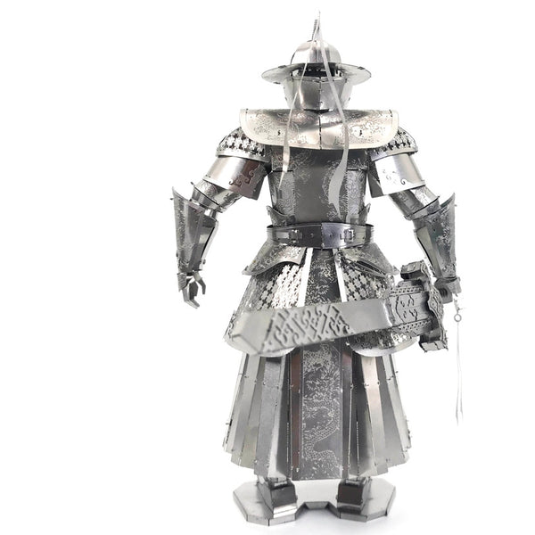 Het Imperial Guard Ming Dynasty Metalen Bouwpakket van SlimSpul nederland b.v. heeft een Chinese krijgerfiguur in een gedetailleerd harnas met ingewikkelde patronen, gelaagde beplating en een zwaard, tegen een effen witte achtergrond.