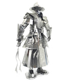 De Imperial Guard Ming Dynasty Metalen Bouwpakket - Chinese Krijger Figuur van SlimSpul nederland b.v. is een gedetailleerd zilver metalen model van een krijger in traditioneel harnas, rechtopstaand met ingewikkelde patronen en met een decoratieve kwast in de hand.