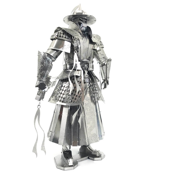 De Imperial Guard Ming Dynasty Metalen Bouwpakket - Chinese Krijger Figuur van SlimSpul nederland b.v. is een gedetailleerd zilver metalen model van een krijger in traditioneel harnas, rechtopstaand met ingewikkelde patronen en met een decoratieve kwast in de hand.