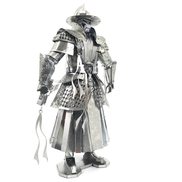Het Imperial Guard Ming Dynasty Metalen Bouwpakket van SlimSpul nederland b.v. is een gedetailleerde Chinese krijgerfiguur met sierlijke wapenrusting en helm, die een kwast vasthoudt en rechtop staat tegen een witte achtergrond.