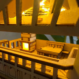 Close-up van de Sky Lodge van Tiny Treehouses Europe-een doe-het-zelf houten modelbouwpakket met gedetailleerde miniatuurmeubels en warme LED-verlichting, die een gezellige boomtop lodge sfeer creëren.