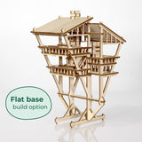 Tiny Treehouses Europe's Tropical Lookout is een zelfbouw houten modelbouwpakket met een schuine platte basis, gedetailleerde balken en gelaagde platforms. Op een groene ovaal staat: Platte basis bouwoptie-perfect voor het maken van je droomhuis in de jungle.