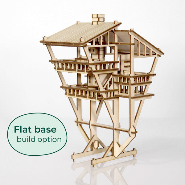 Tiny Treehouses Europe's Tropical Lookout is een zelfbouw houten modelbouwpakket met een schuine platte basis, gedetailleerde balken en gelaagde platforms. Op een groene ovaal staat: Platte basis bouwoptie-perfect voor het maken van je droomhuis in de jungle.