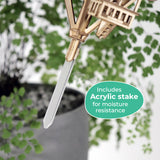 Close-up van het Woodland Outpost tuinornament van Tiny Treehouses Europe, uitgestald boven een potplant. Inclusief een acryl paal voor vochtbestendigheid - een perfecte aanvulling op je Tiny Treehouse display.