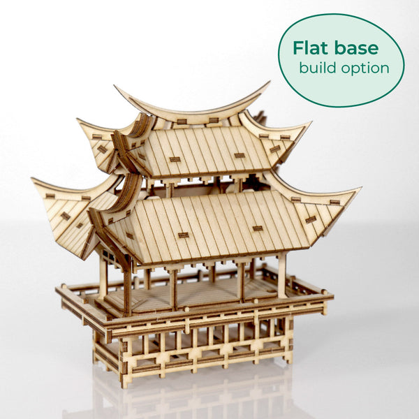 De Tempel van Dankbaarheid van Tiny Treehouses Europe is een zelfbouw houten modelbouwpakket van een Japanse pagode met meerdere verdiepingen en gebogen daken op een platte basis, met een groene cirkel waarop staat "Bouwoptie met platte basis".