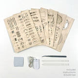 Bouw je eigen Horizons Edge luxe boomhut. Dit doe-het-zelf houten modelbouwpakket van Tiny Treehouses Europe bevat zes lasergesneden platen, een vierkante basis, LED-lampjes, een pincet, twee witte gereedschappen, een etui en instructies met tips.