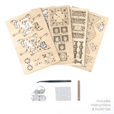 Vijf lasergesneden houten platen voor de Tempel van Sereniteit van Tiny Treehouses Europe worden getoond met doe-het-zelf-assemblagegereedschap: een pincet, schuurpapier, een sleutelring, wit licht en een stok. De tekst luidt: Inclusief instructies & bouwtips.