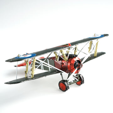 Compleet Sopwith Camel metalen bouwmodel in driekwartaanzicht met dubbele groene vleugels, rode motorkap en Britse roundels