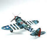 Een P-47 Thunderbolt metalen bouwpakket van SlimSpul nederland b.v., een miniatuur WOII jachtvliegtuig met blauwe en groene camouflage, witte strepen en U.S. Air Force insignes op vleugels en staart, gefotografeerd op een witte achtergrond.