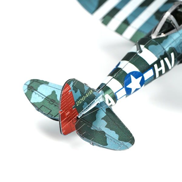 Close-up van de staartsectie van het SlimSpul nederland b.v. P-47 Thunderbolt metalen bouwpakket, met groene en blauwe camouflage, een rood richtingsroer, witte ster insignes en het nummer 226418 gedrukt op de staart.