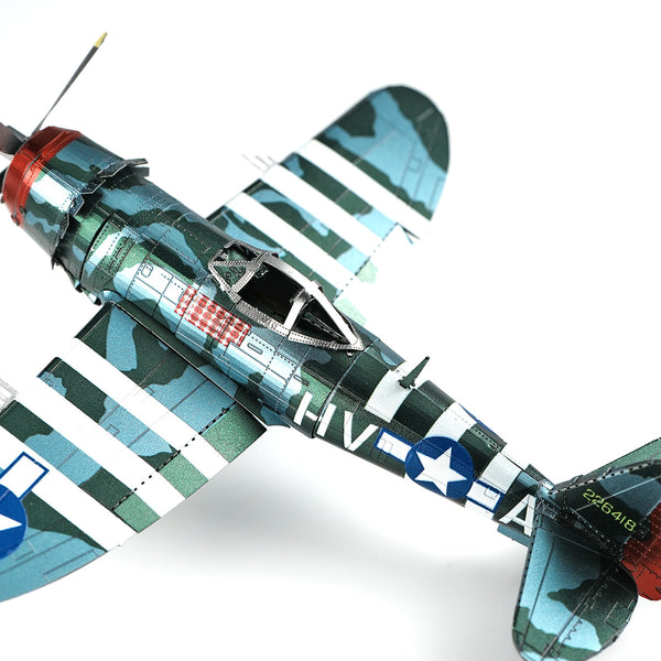 Het P-47 Thunderbolt metalen bouwpakket van SlimSpul nederland b.v. is een miniatuurmodel van het WOII-jachtvliegtuig met blauw-groene camouflage, witte strepen, U.S. Air Force emblemen en code HV-A op de romp.