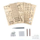 Het bouwpakket Tiny Treehouses Europe Tropical Lookout bevat vier houten platen met lasergesneden onderdelen, een pincet, LED-lampjes, twee bruine stokjes, een grijs vierkant, een motor met draden en instructies met bouwtips.