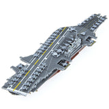 Het SlimSpul nederland b.v. USS Midway vliegdekschip metalen bouwpakket is een metalen model vliegdekschip met kleine vliegtuigen, verkeerstoren, landingsbaanmarkeringen en apparatuur, van bovenaf afgebeeld.