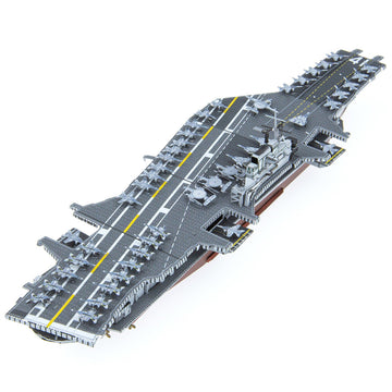 USS Midway metalen vliegdekschip schuin van boven met gemarkeerd vluchtdek, eiland en tientallen miniatuurvliegtuigen