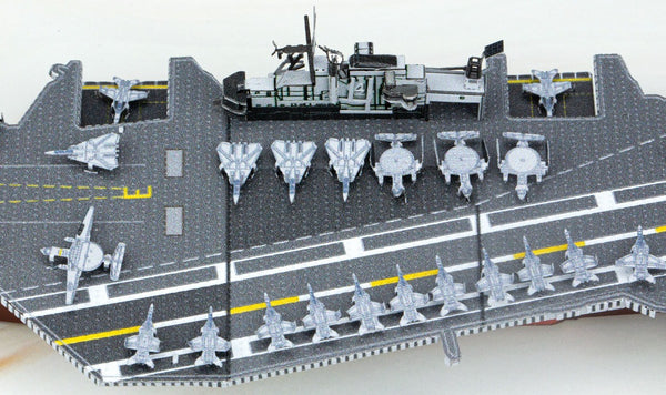 Een close-up van het USS Midway vliegdekschip metalen bouwpakket van SlimSpul nederland b.v., met gedetailleerde kleine straaljagers op een rij op het dek en de verkeerstoren in het midden.