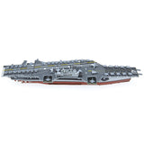 Het USS Midway vliegdekschip metaal bouwpakket van SlimSpul nederland b.v. is een gedetailleerd vliegdekschip model met kleine straaljagers en helikopters, grijze en rode romp, landingsbaan markeringen, geïnspireerd op het beroemde San Diego museumschip.