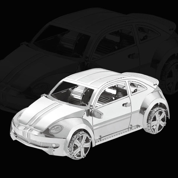 Het SlimSpul moderne kever - metalen bouwpakket is een gedetailleerde, glanzend zilveren modelauto met sportieve rondingen, zichtbare wielen en een aerodynamisch ontwerp, afgebeeld op een zwarte achtergrond met de vage contouren erachter.