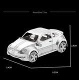 Het SlimSpul moderne kever - metalen bouwpakket is een zilvermetallic modelauto tegen een zwarte achtergrond, met geassembleerde afmetingen van 8,2 cm (L) × 3,4 cm (H) × 2,8 cm (B), met gedetailleerde wielen en een fijn bewerkte carrosserie.