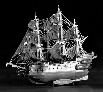 Vliegende Hollander als zilverkleurig metalen spookschip met drie masten en donkere geperforeerde zeilen