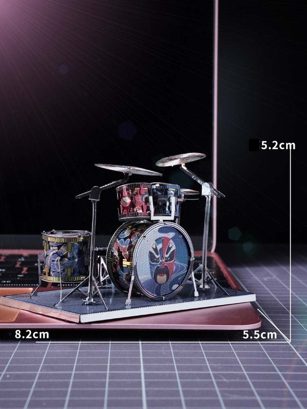 Een kleurrijk SlimSpul nederland b.v. Drumstel Metalen Bouwpakket - Miniatuur Muziekinstrument Model zit op het toetsenbord van een laptop. Het is 8,2 cm breed, 5,5 cm diep en 5,2 cm hoog, met een zachte waas die het levendige uiterlijk benadrukt.