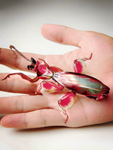 De Orchidee Bidsprinkhaan Metalen Bouwpakket van SlimSpul nederland b.v. is een kleurrijk insectenmodel met realistische details, ideaal voor fans van metalen modelinsecten of DIY modelbouwcreaties.