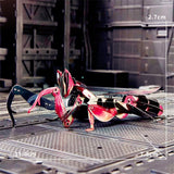 Het Orchidee Bidsprinkhaan Metalen Bouwpakket van SlimSpul nederland b.v. toont een kleurrijk, jointed insectenmodel in rood en zwart op een futuristisch platform, met afmetingen duidelijk weergegeven als uniek DIY project.